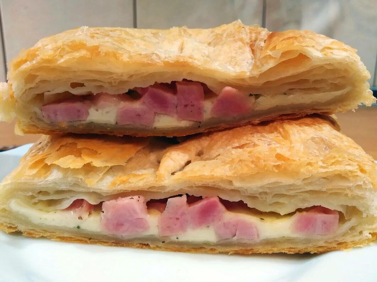 Тест ветчины. Хачапури с ветчиной и сыром. слойка свечиной и сыромэ. слоеного теста с ветчиной и сыром. слойки с ветчиной.