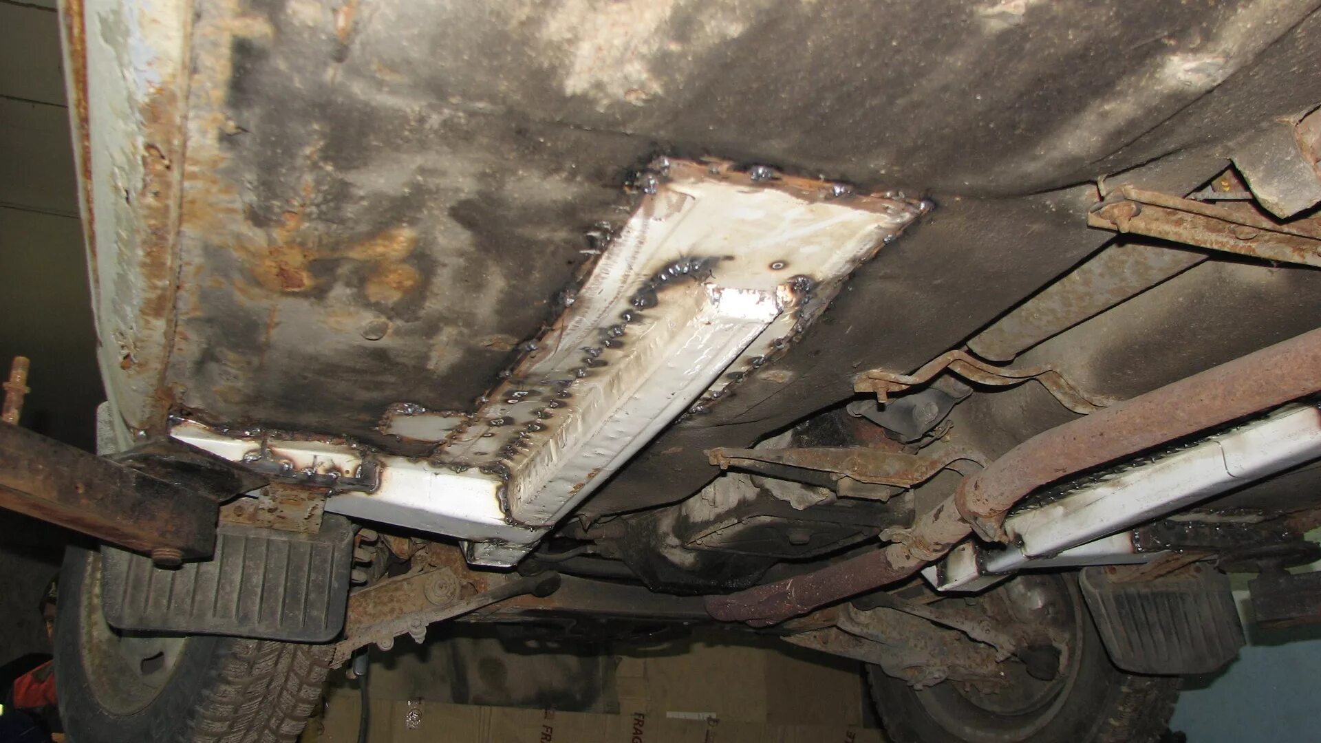 Лонжерон левый ваз 2105. Лонжерон ваз 2105. Задний лонжерон ваз 2105. Стойка брызговика ваз 2107. Лонжерон пола левый 2101.