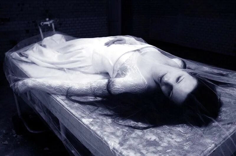Спать на кровати после умершего. Джейн мелдсвит мертвая. Красивая мертвая девушка.