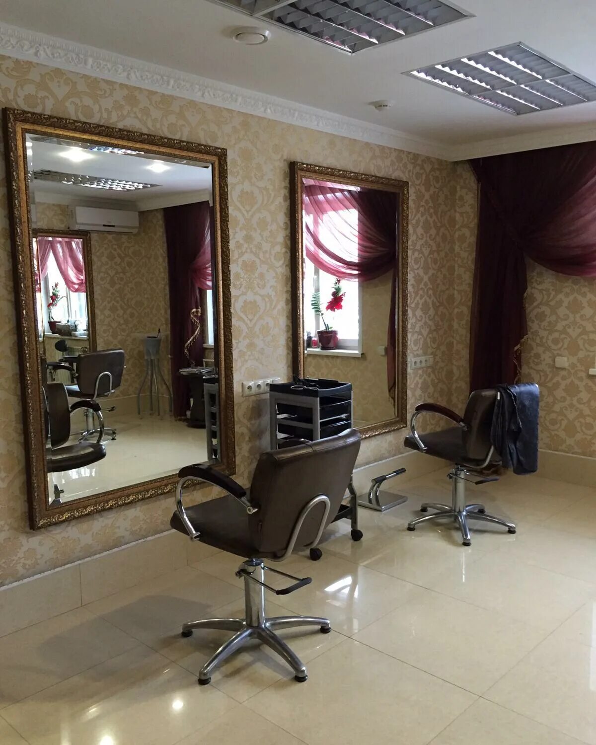 Цирюльник истра. Парехмарский. Технологический колледж 34 корпус нагатинский. Кабинет парикмахера. Салон быта.