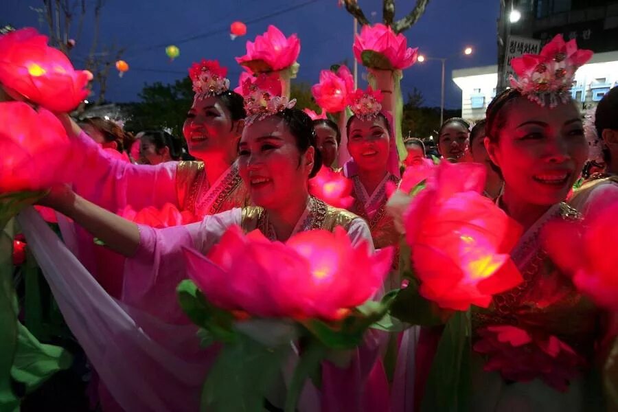 Фестиваль фонарей в сеуле. Фестивали южной кореи. Корея ченджу фестиваль фонарей. Фестиваль фонарей в южной корее. Праздник лотосовых фонарей в корее.