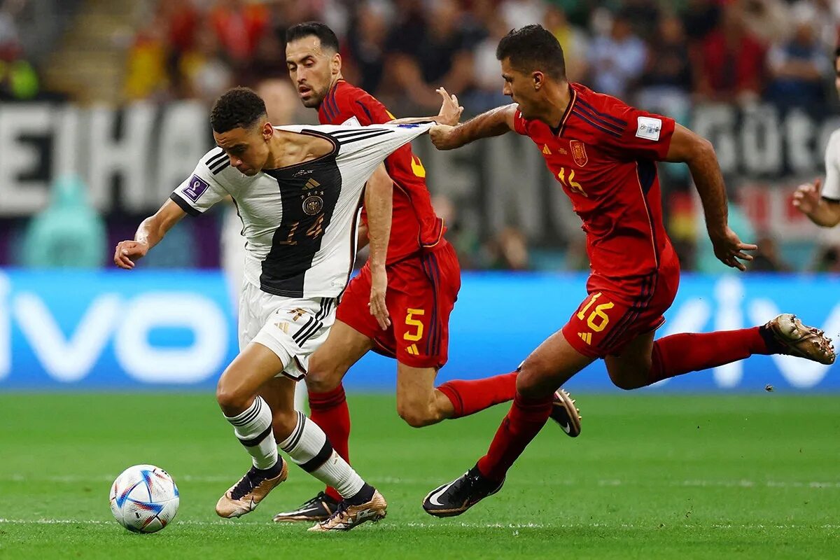 Германия саудовская аравия 2002. Мохаммед аль-овайс. Патрик фабиан 2022. Арабский футбол. Араб с мячом.