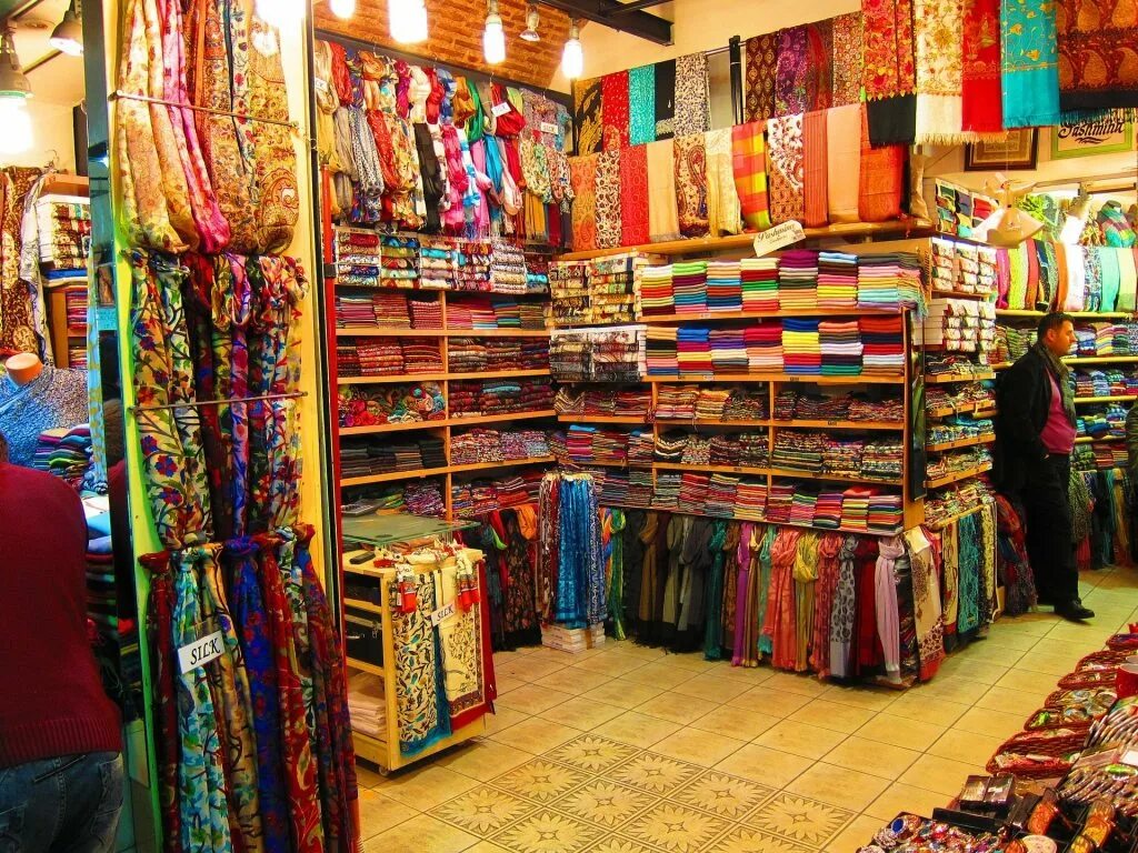 Textile souk dubai. Текстильном рынке. Текстильном рынке. Рынок тканей. Базар стамбул текстиль.