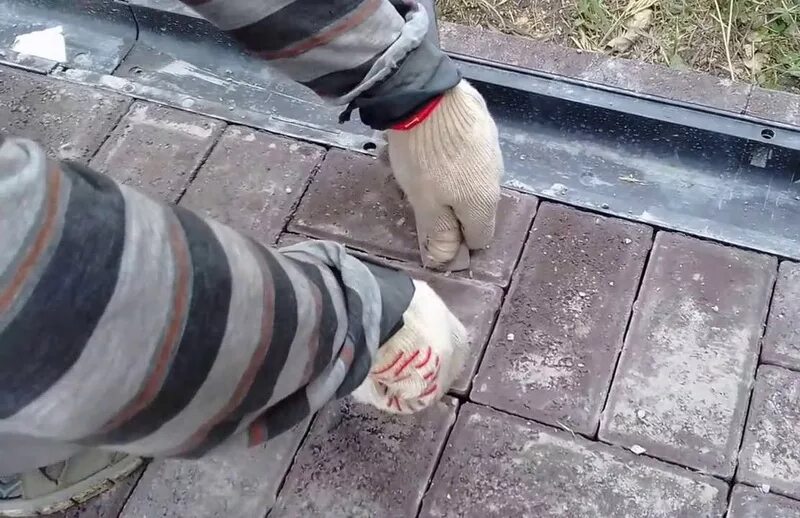 Как вытащить тротуарную плитку