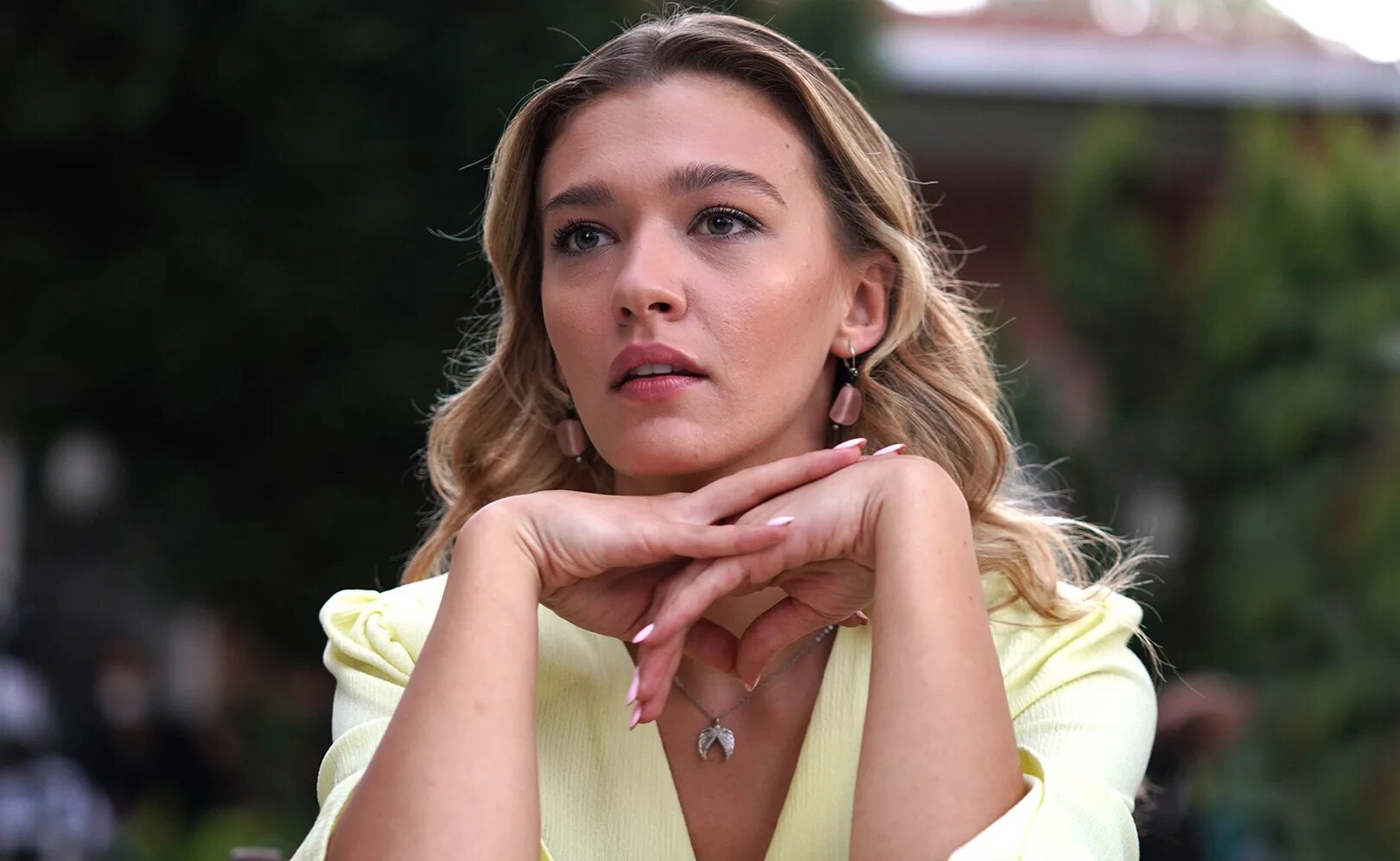 Эда йылдыз помолвка. Серкан и айдан. Серкан и айдан. Посмотри в мою дверь в москве. Эда и серкан в офисе.