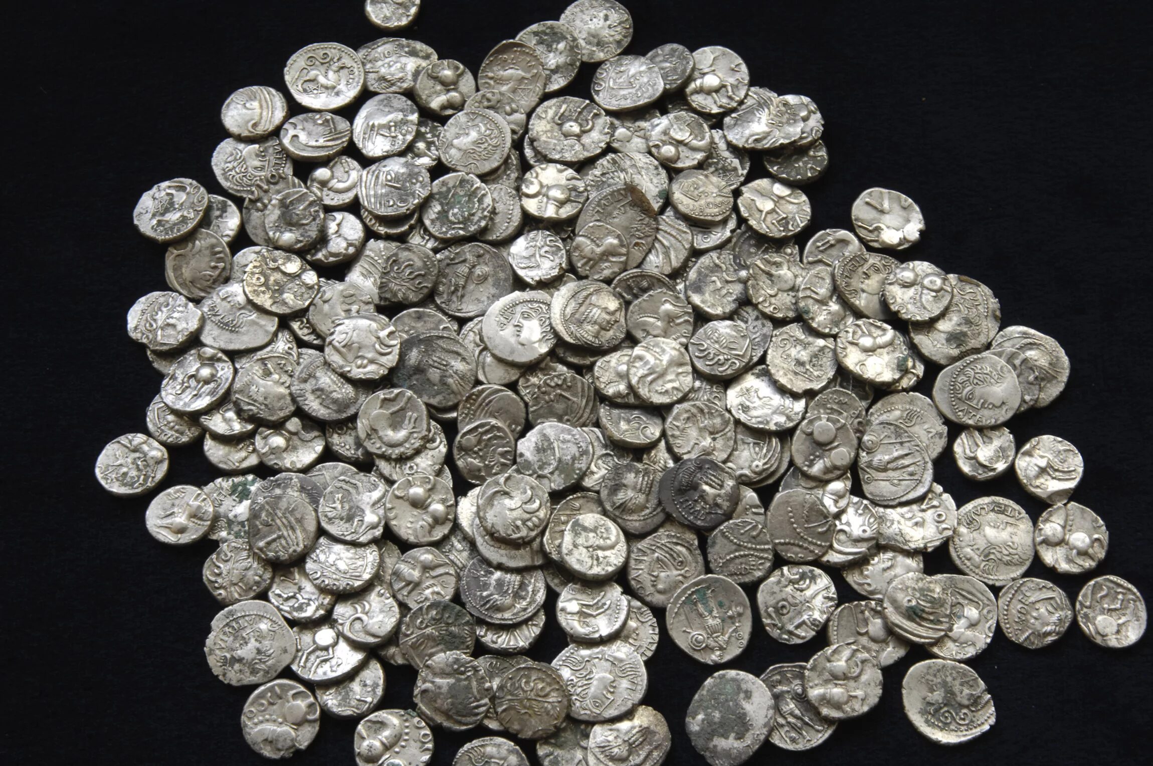 Серебря 3 ого века. Серебряная монета. Старинные монеты. Старинные серебряные монеты. Металлические деньги.