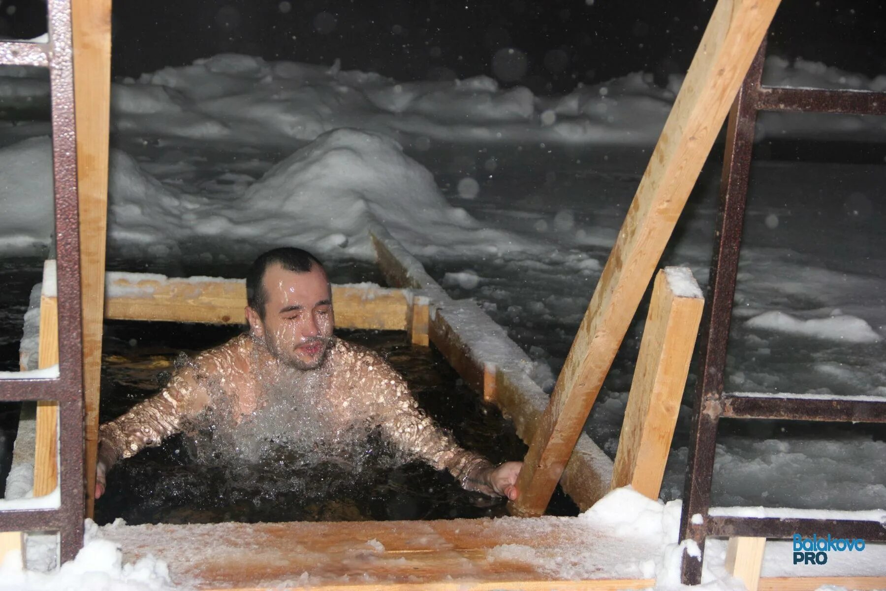 Крещение в 2024 выходной или нет. Крещение 19 января. Купание на крещение. Крещение в 2024 выходной или нет. Купель в кудрово на крещение.