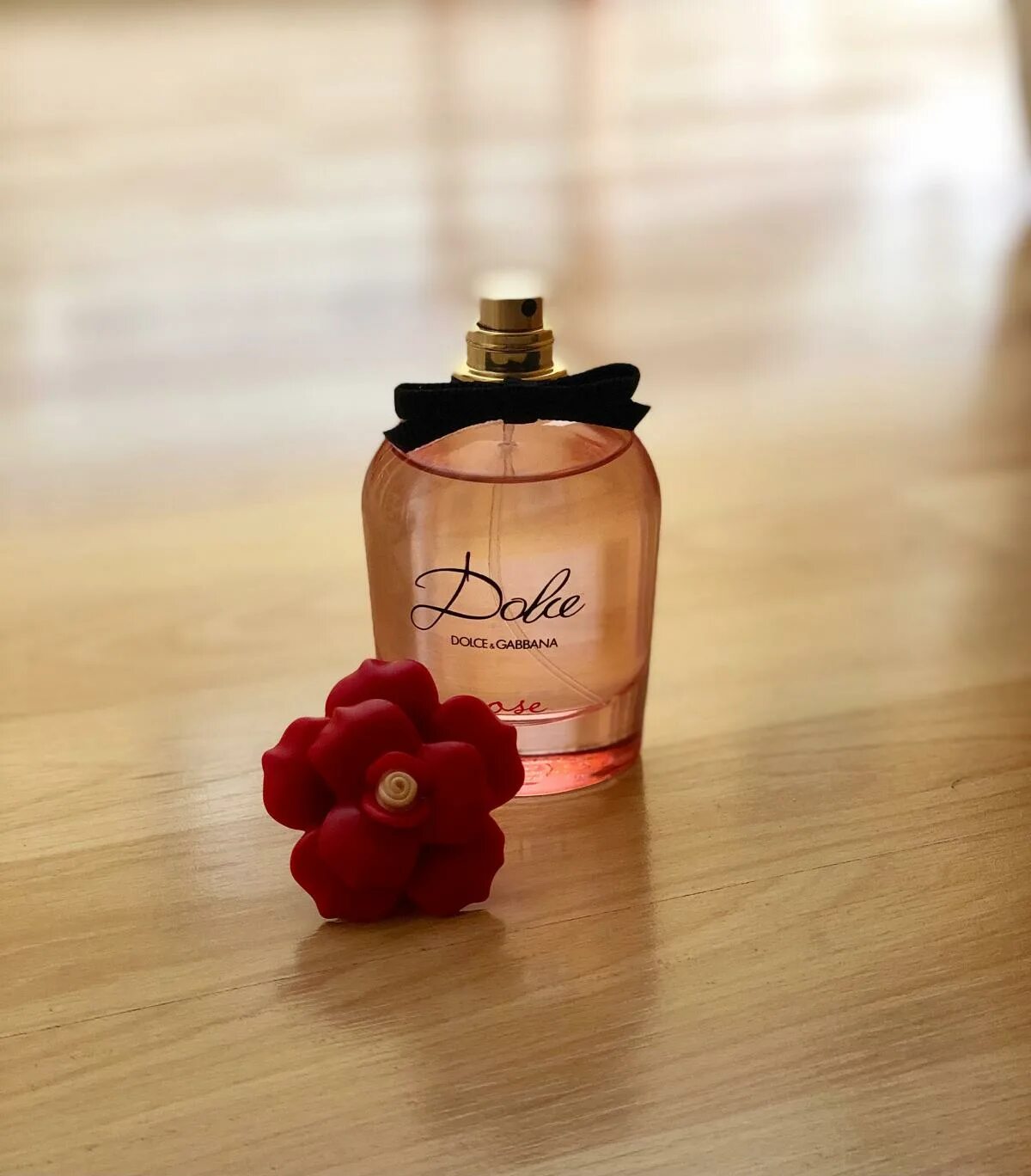 Дольче габбана духи rosa excelsa. Дольче роуз. Духи дольче габбана гарден. Розы дольче габбана. Розы дольче габбана.