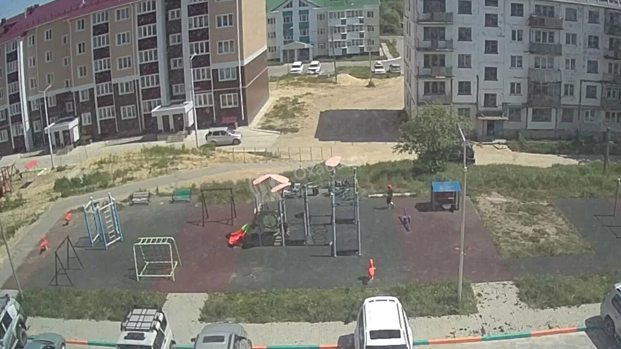 Домик 65 оха. Двор многоэтажек. многоэтажка. сахалин оха новости.