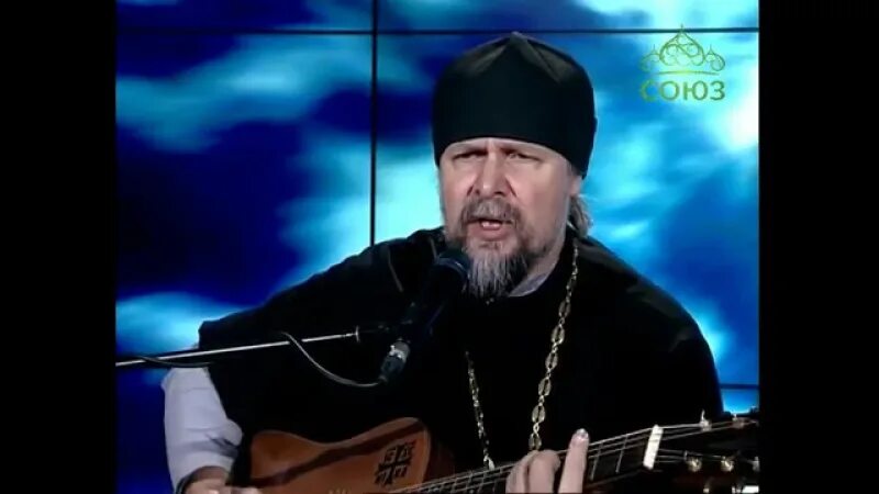 Смешной священник. Мемы про священников. Вокруг шум если бы исполнял батюшка. Шим каста. Милосердный отец слабый немощен я.