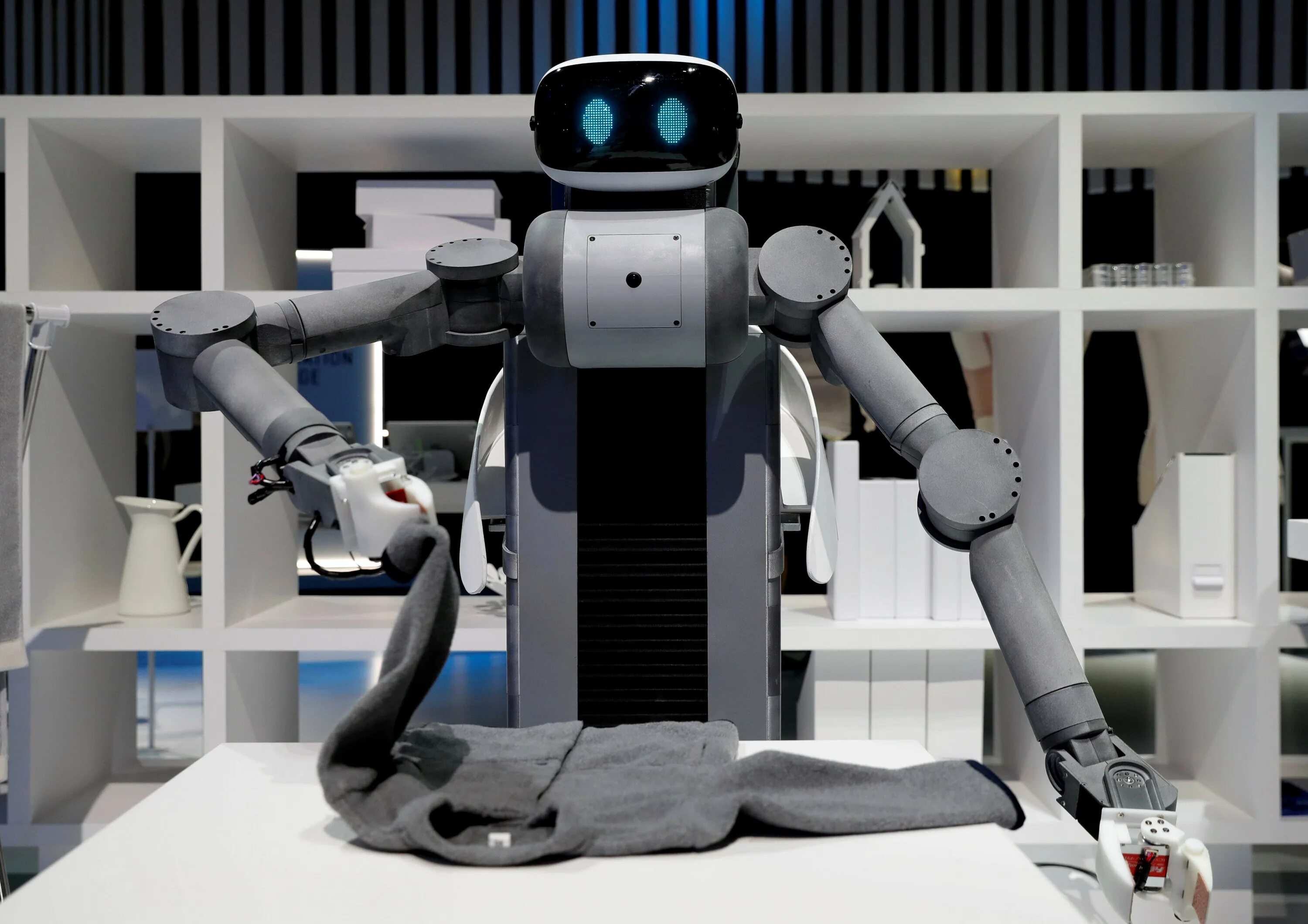 Почему плох робот. Управляемый робот. Человек управляет роботом. Складываемые роботы. Робот Basic.