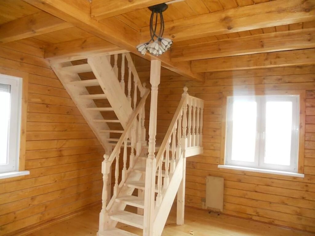 Как попасть на второй этаж. Лестница на мансардный этаж сруб 6на6 на даче. Деревянная лестница в доме из бруса. Деревянная лестница на мансарду. Лестница в деревяномдоме.
