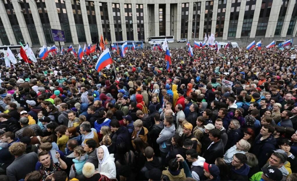 120 тыс человек. Митинг. Политический митинг. Массовоее мероприятия. Народ на митинге.