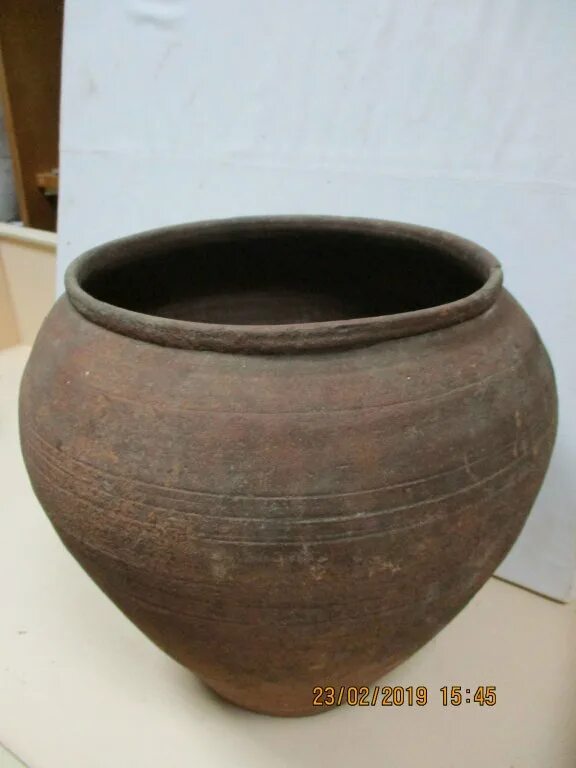 Старинный глиняный горшок, корчага. Что означает слово корчага. Старинный глиняный горшок, корчага. Глиняный сосуд корчага. Корчага горшок.