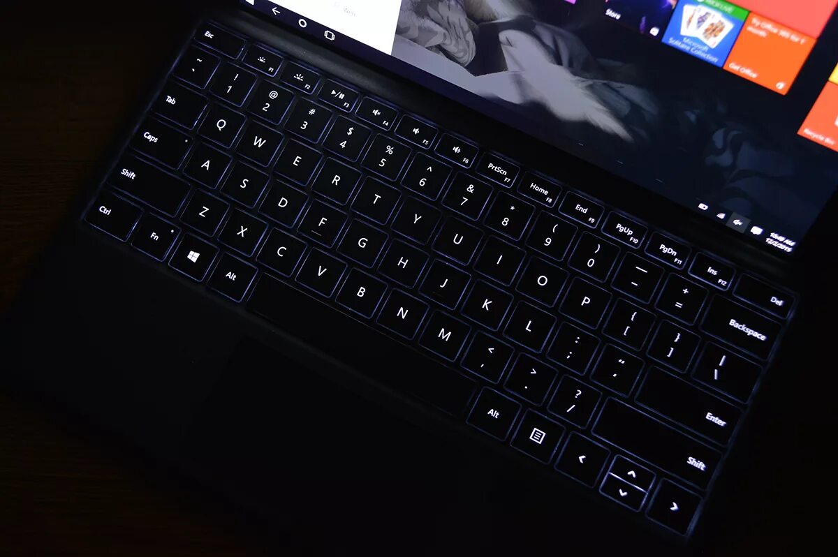 Как включить подсветку клавиатуры на ноутбуке хуавей. Клавиатура Microsoft surface Pro. Microsoft surface Pro 4 клавиатура. Ноутбук с подсветкой клавиатуры. Сенсорная клавиатура surface.