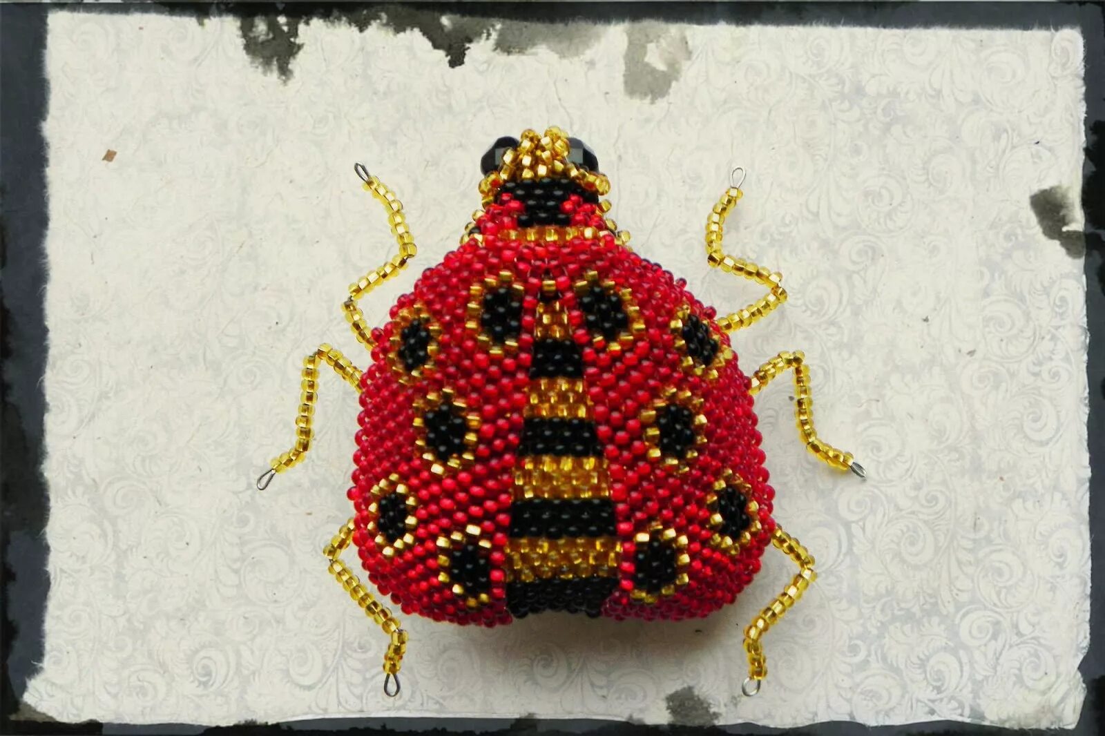 Сплести из бисера коровку. Маленькая божья коровка из бисера. Объемная божья коровка из бисера. Фигурки из бисера божья коровка. Брошь божья коровка из бисера.