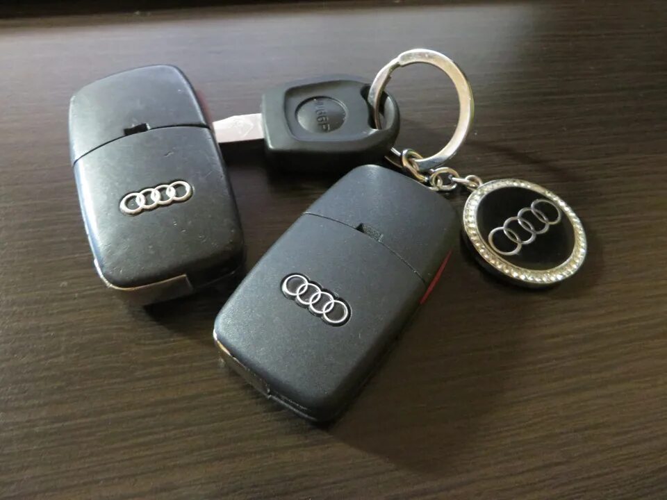 Ключи ауди купить. Ключ Ауди а8 д2 оригинал. Ключ Ауди q5. Ключ Ауди 2023. Audi TT ключ 2000.