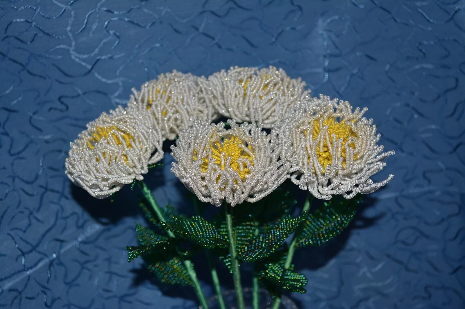 Хризантема вегейл бисера. Хризантема iz bisera. Хризантема мелколистная. Хризантема из бисера. Бисероплетение цветы хризантемы.