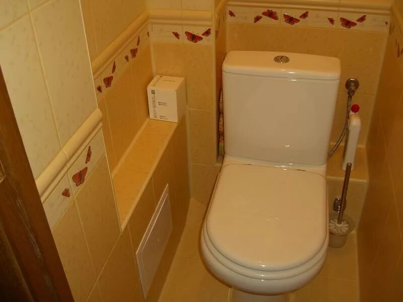 Короб для труб в туалете. Туалет трубы сбоку. Короб из плитки в туалете. Короб за унитазом. Короб за унитазом.