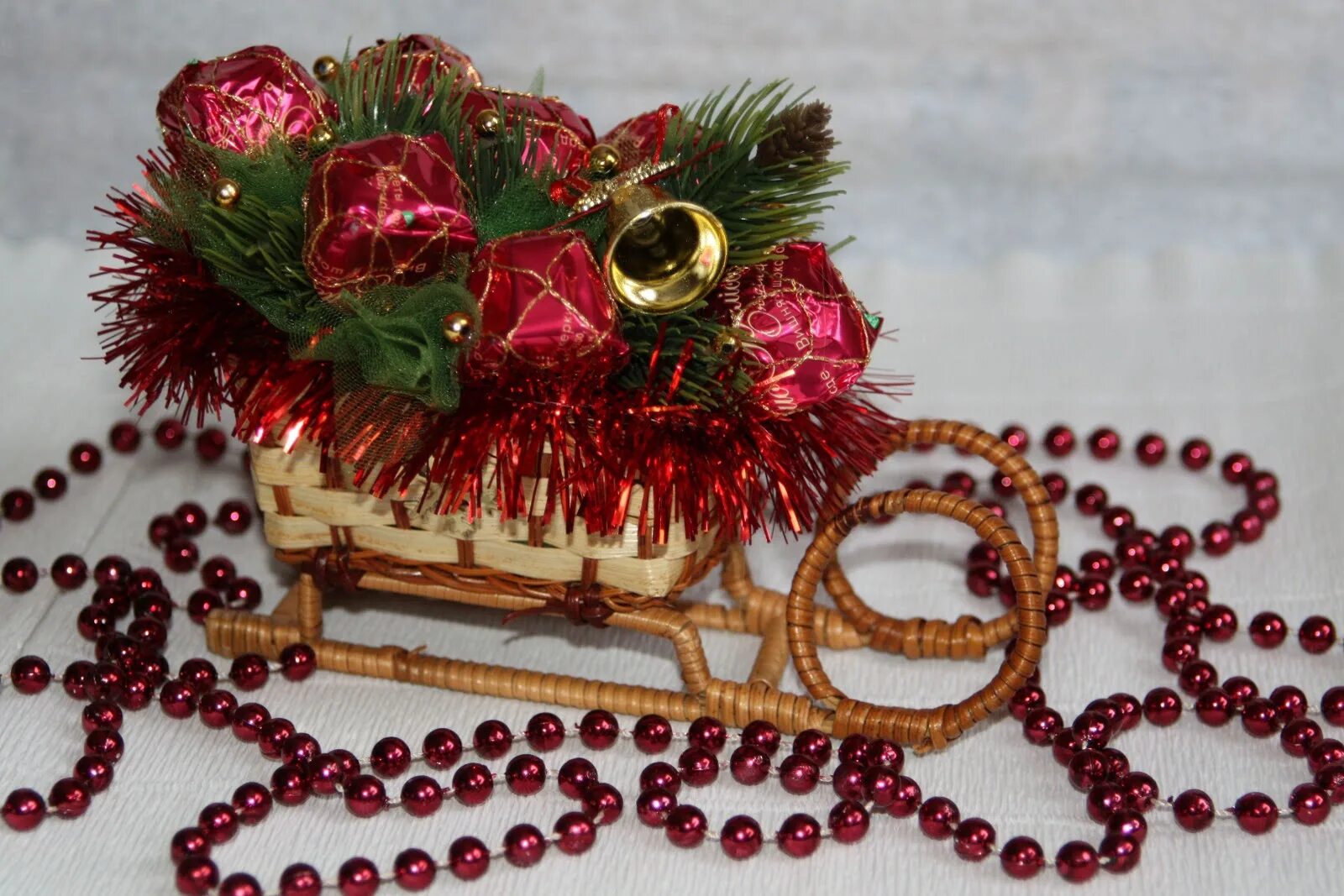 сладкий подарок на новый год. сладкие сани новогодние подарки набережные челны. новогодние сладкие подарки. сладкие сани новогодние подарки набережные челны. санки из конфет на новый год.