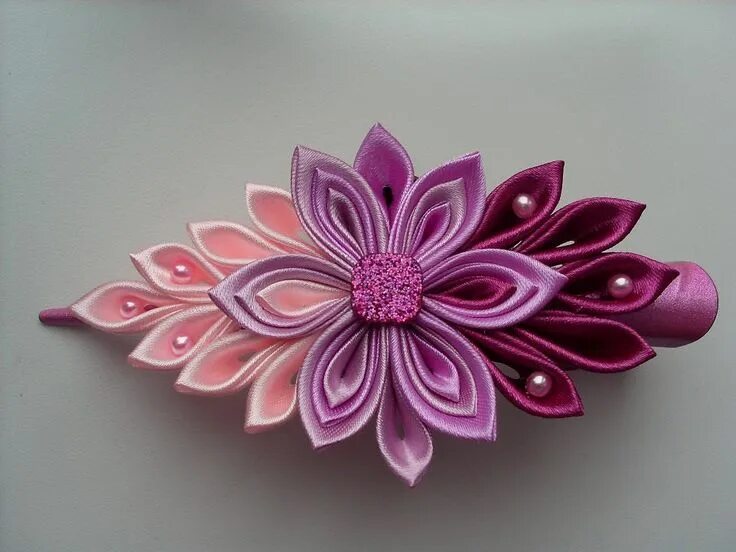 Цветок в технике канзаши. Мацуба канзаши. Заколки канзаши. Канзаши заколки для волос. Заколки канзаши для женщины.