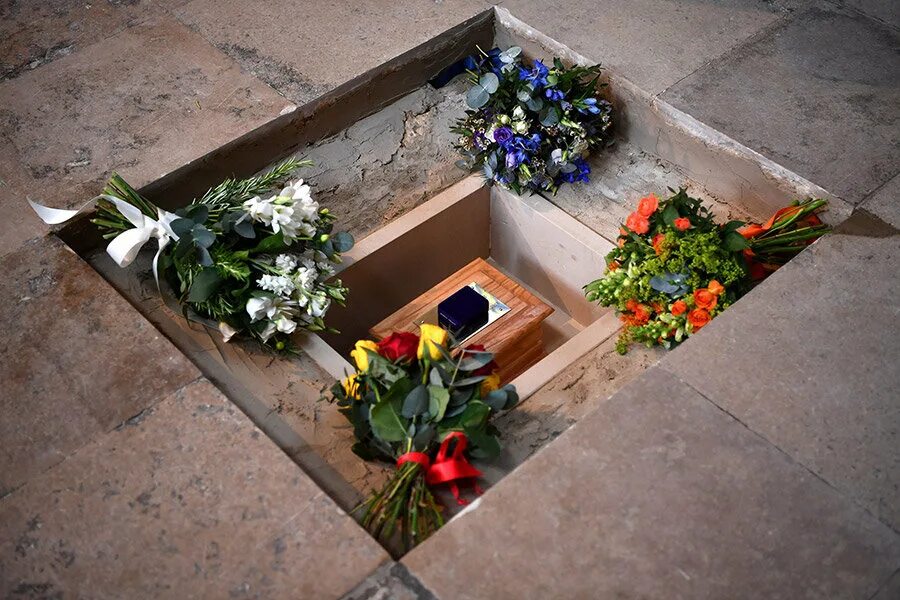 Похороны Стивена Хокинга. Крематории гроб