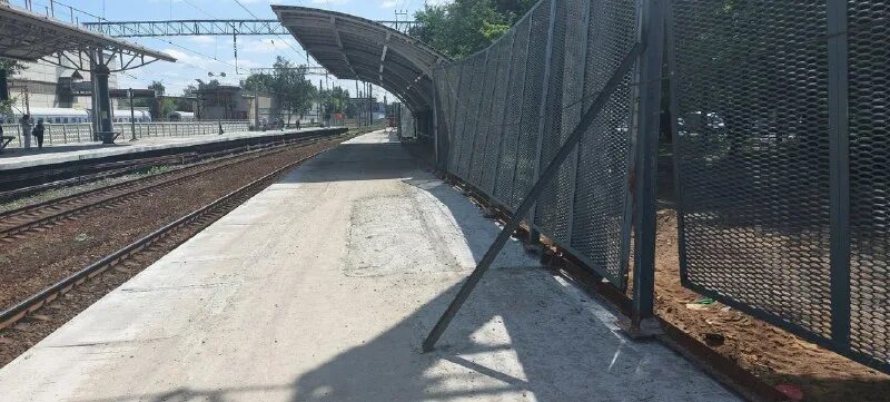 эшелон с военной техникой. подготовка платформы. сортировочная горка на станции лужская. мобильная рампа передвижная эстакада forker. железная дорога инфраструктура.