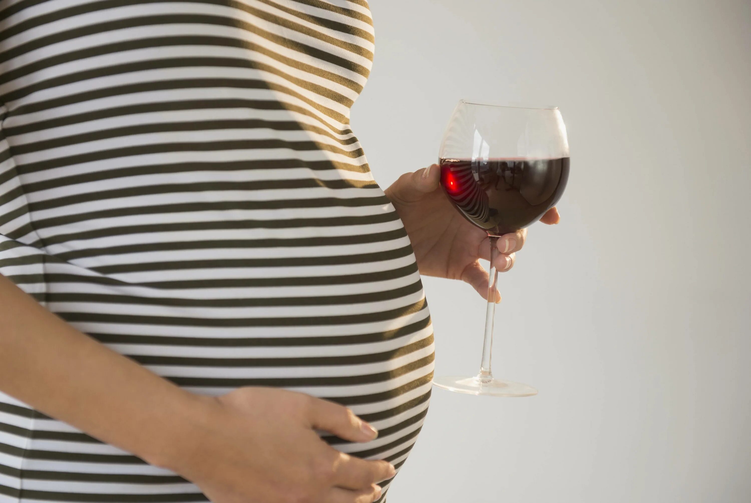 Можно энергетик при беременности. Алкоголь и беременность. Пьющие беременные женщины.