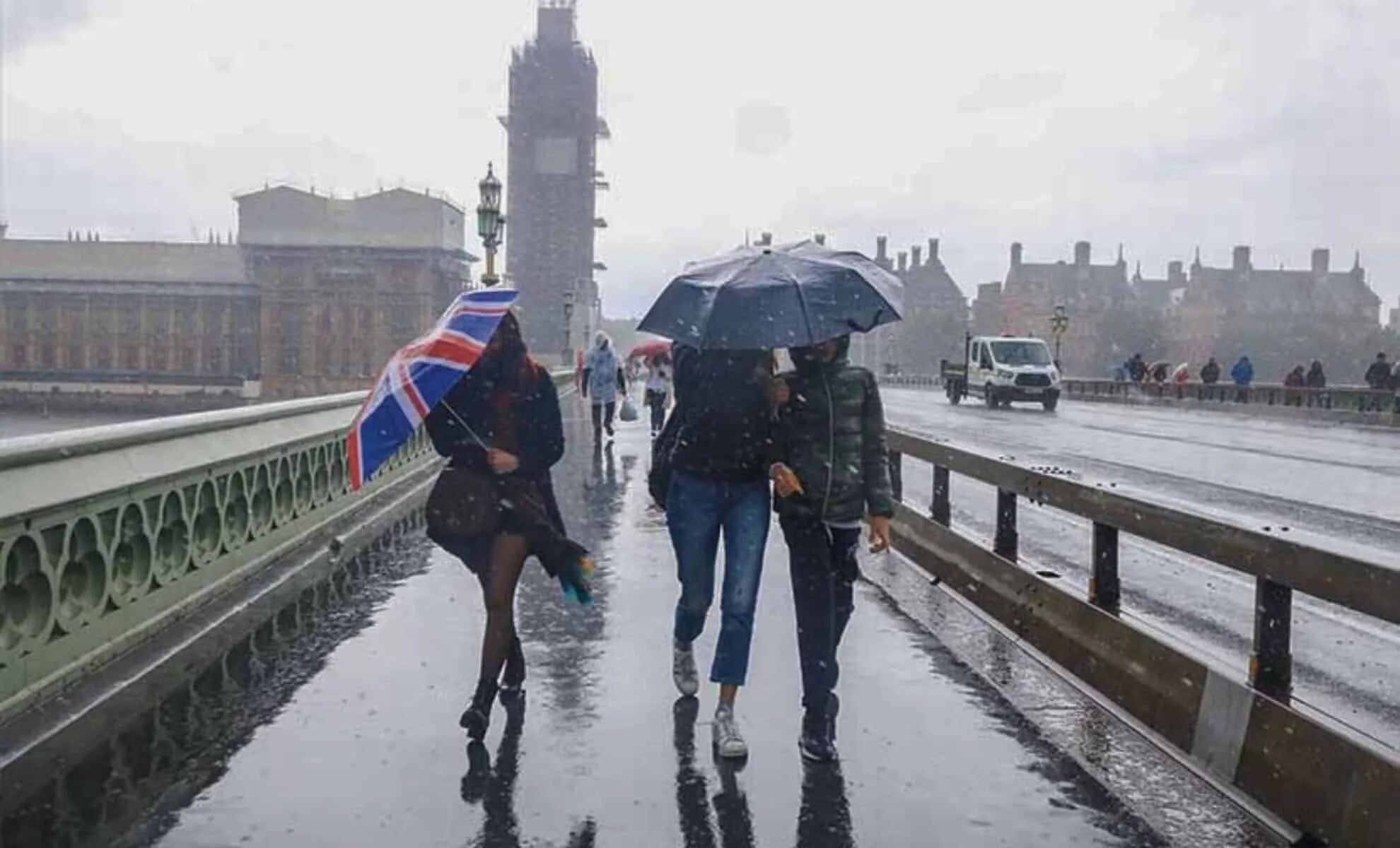 Климат великобритании. Смог в лондоне 1952. Дождливая англия. Rain uk. Осень в лондоне.