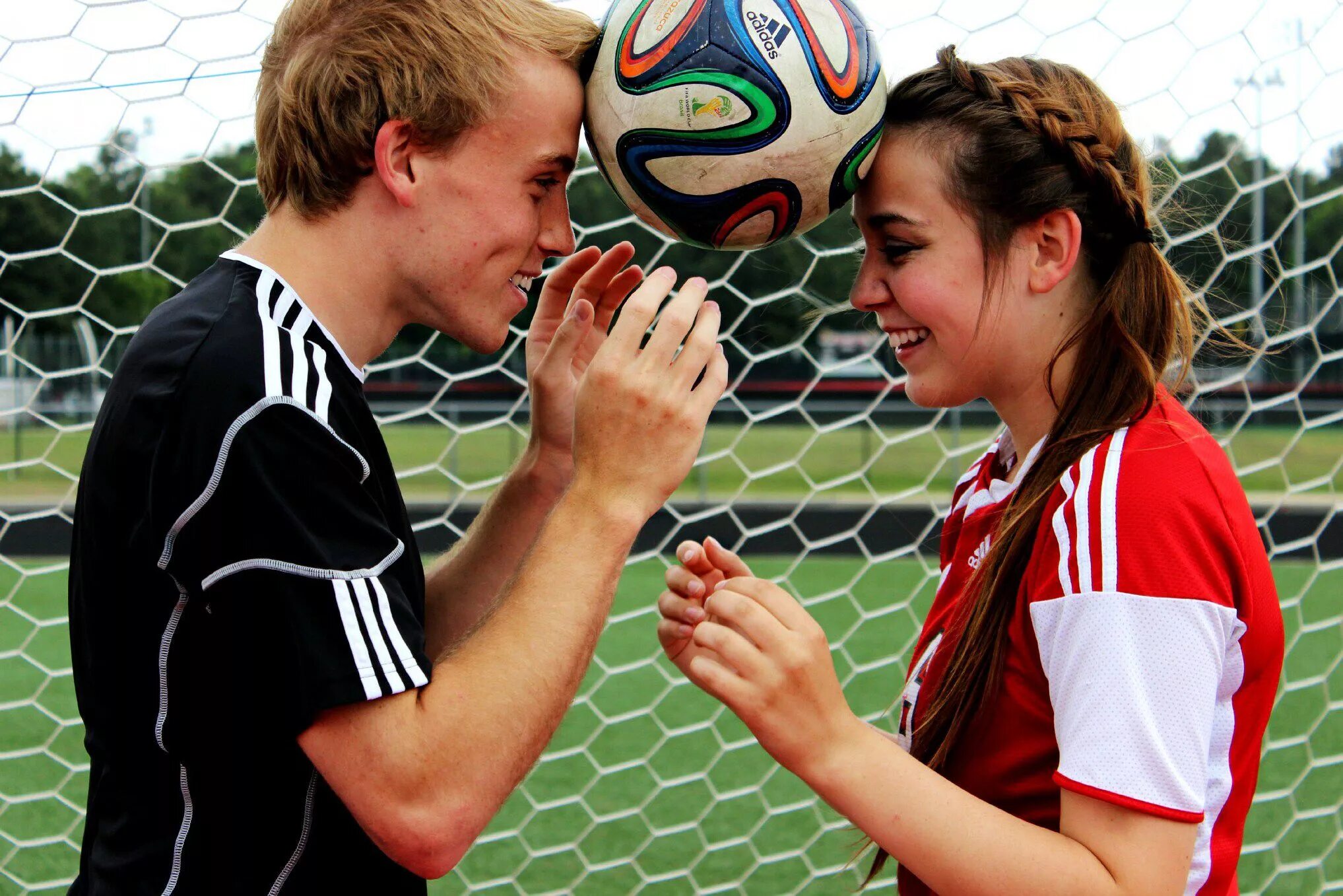 Interested in football. Пары на футбольном поле. Пара на футбольном пол. Любовь к футболу. Парень и девушка футбол.