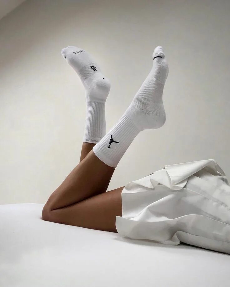 White socks girl. Красивые девушки в носочках по щиколотку. Jordan Socks White. White long Socks.