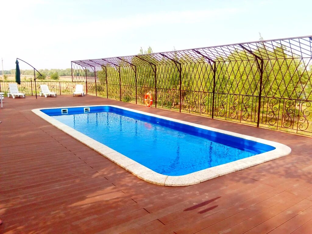 Бассейн коттедж пальмы. Гостиница империя волгоград. Пр волжский 16 волгоград бассейн. Дом с бассейном во дворе. Турбаза нефтяник волгоград.