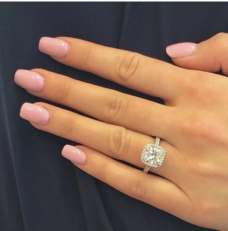 Кольцо вдовы. Серебряное кольцо с бриллиантом на пальце. Кольцо камнем безымянном пальце. Помолвочное кольцо. Обручальное кольцо с большим бриллиантом.