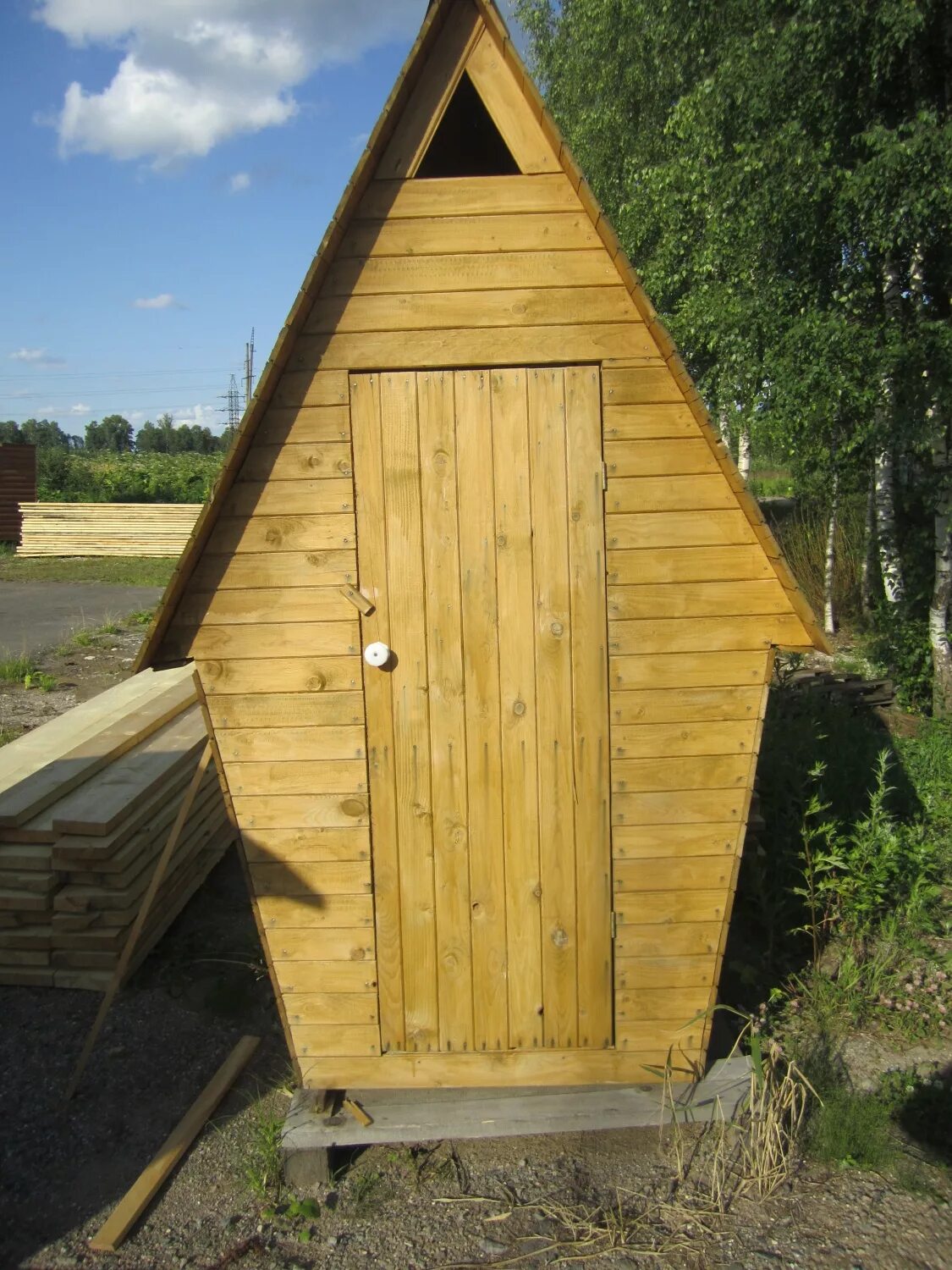 Деревянный туалет купить дешево. Деревянный туалет. Туалет дачный деревянный. Туалет деревянный для дачи. Уличный туалет для дачи.