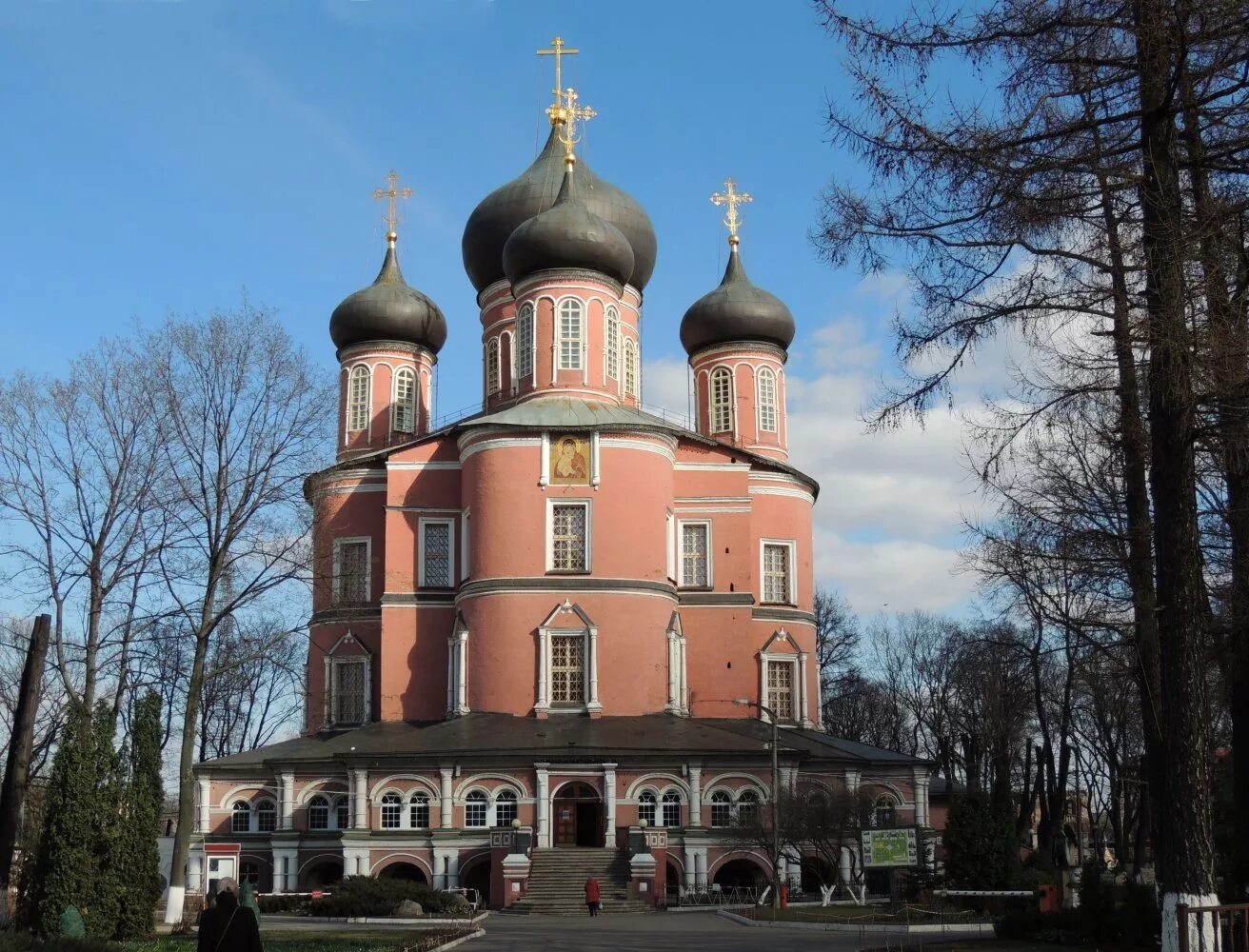 Монастыри в большом городе