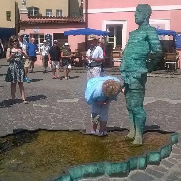 шорты для мальчика. мальчик на реке. мальчик предсказывает будущее фильм. голые мальчишки в бассейне без трусов. детки без комплексов 7 лет.