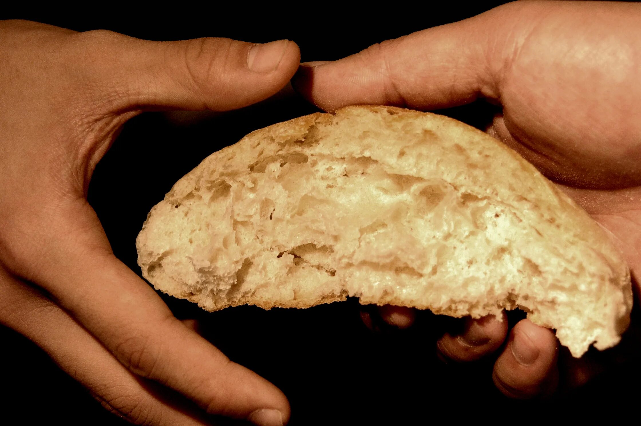Воды и хлеба дай. Делиться хлебом. Преломить хлеб. Поделиться хлебом. Разломанный хлеб.