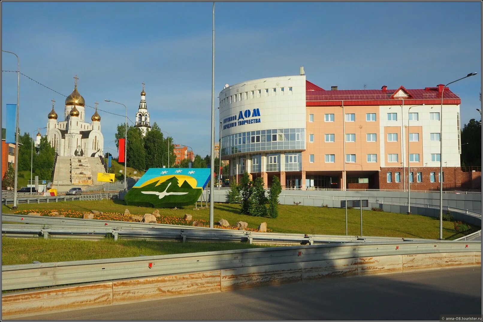 Кск ханты мансийск. Ханты Мансийск столица Югры. Ханты-Мансийск центр города. Гагарина 10 Ханты-Мансийск. Ханты Мансийск здание Югра.