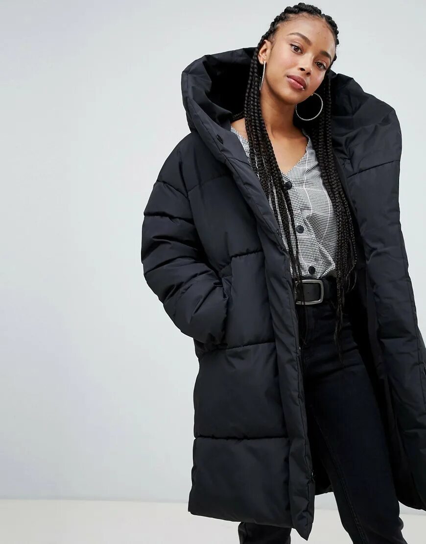 Черная удлиненная куртка. Bershka Puffer куртка чёрная женская. Пуховик Bershka ASOS. Пуховик Bershka 2thousandone. Куртка бершка женская черная.