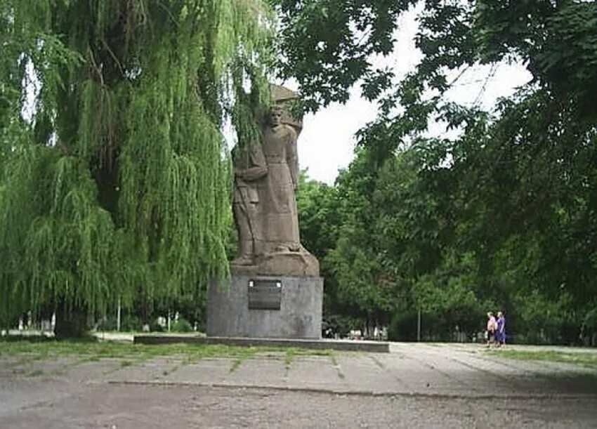 Кропоткин новочеркасск. Троицкая площадь Новочеркасск. Парк Соцгород Новочеркасск. Троицкая площадь Новочеркасск памятник Кривошлыкову. Памятник в Новочеркасске на площади Троицкой.