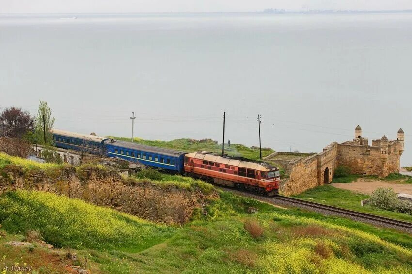 КЖД Крым. Железная дорога Крым. Тепловоз Крымская железная дорога. ТЭП 70 Крым.