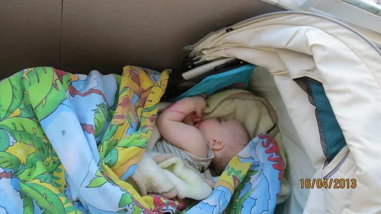 Спать на балконе. Ребенок в одеяле в коляске. Сон на балконе новорожденного. Ребенок в Байковом одеяле в коляске. Байковое одеяло в коляску.