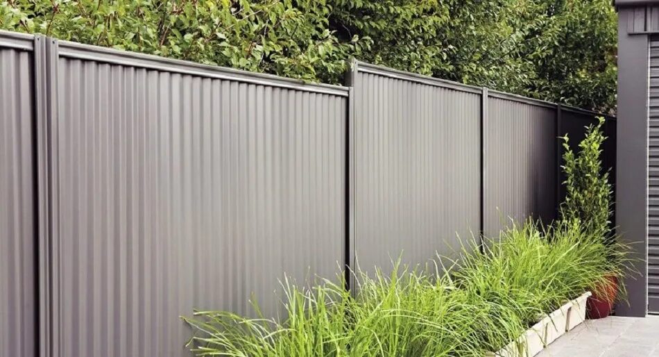 Ворота из профнастила откатные 7024. Серый профнастил для забора. Серый забор. Современные заборы. Серый графит 7024 забор ранчо.
