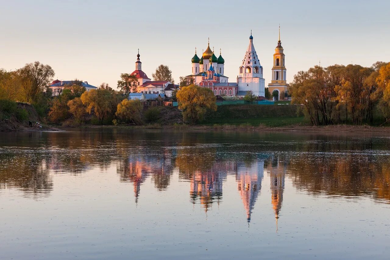 Подмосковный город в честь реки. Коломенский Кремль Церковь. Бронницы Коломенский Кремль. Достопримечательности у реки Коломны. Коломна (город).