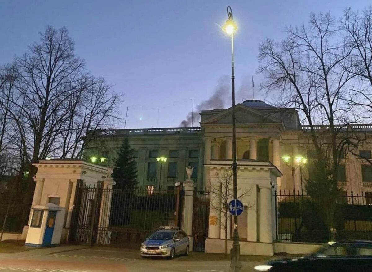 Посольство россии в польше. Российское посольство в Варшаве. Российское посольство в Варшаве сотрудники. Посольство РФ В Варшаве фото.