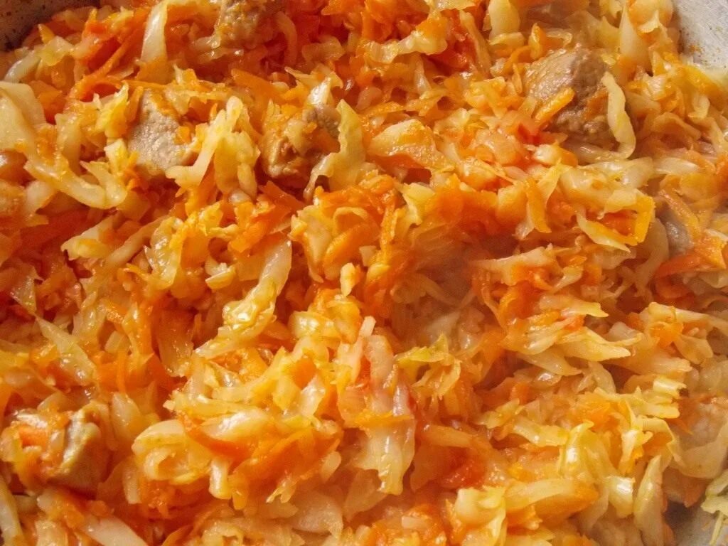 Как потушить капусту без мяса на сковороде. Тушеная капуста с фаршем. капуста тушеная с мясным фаршем. солянка из свежей капусты. солянка из капусты на сковороде.