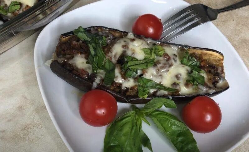 Сколько запекать баклажаны лодочки. Баклажаны лодочки в духовке. Фаршированные синенькие в духовке с фаршем. Сколько запекать баклажаны лодочки. Баклажаны лодочки запеченные в духовке с помидорами и сыром.