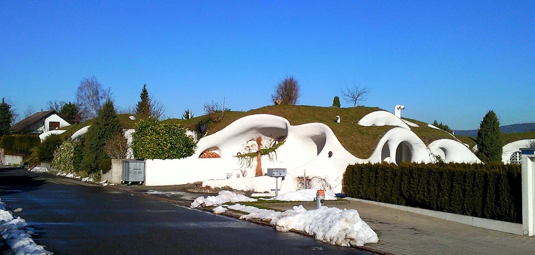 Рытье котлована. Земляной комплекс. Биоклиматический дом в парагвае. Лисья нора блиндаж. Дитикон швейцария домики.