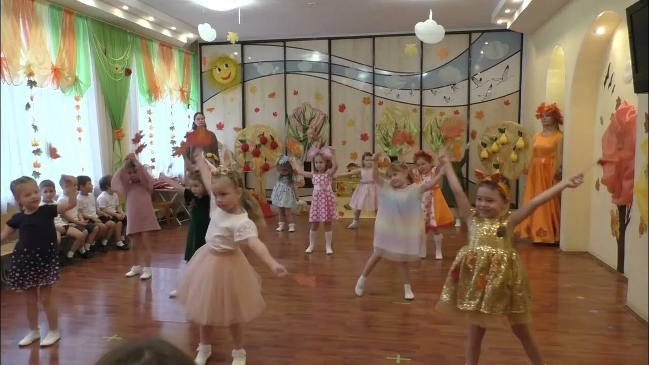 Танец с листочками для малышей 2 лет. Осенний танец листьев затеял ветерок. балери танц. гр.конкурс г новосибирск.