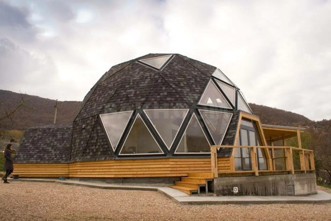 Домик купол. Купольный дом архитектора гребнева. Сферический дом стратодезический купол. Домик купол. Домик купол.